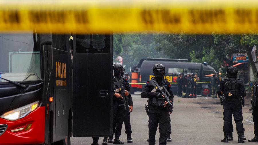 Agentes protegem delegacia na Província de Java, na Indonésia, onde um policial foi morto e 10 ficaram feridos após ataque suicida. - TIMUR MATAHARI/AFP