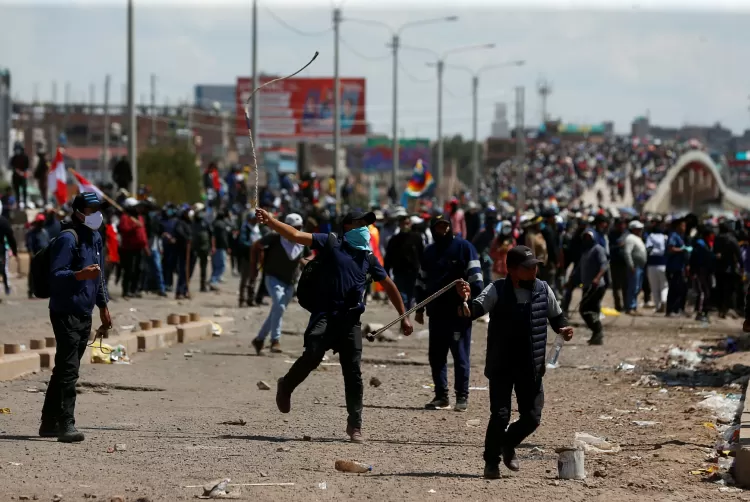 09.jan.23 - Manifestantes entram em confronto com forças de segurança durante um protesto exigindo eleições antecipadas e a libertação do ex-presidente preso Pedro Castillo, perto do aeroporto de Juliaca, no Peru - STRINGER/REUTERS - STRINGER/REUTERS