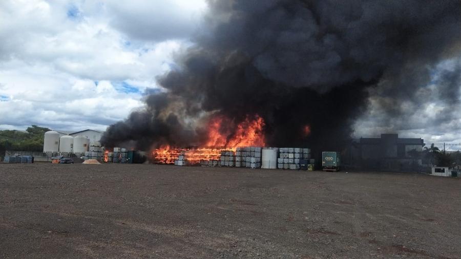 Incêndio atinge indústria química em Xanxerê  - Divulgação/Corpo de Bombeiros de SC