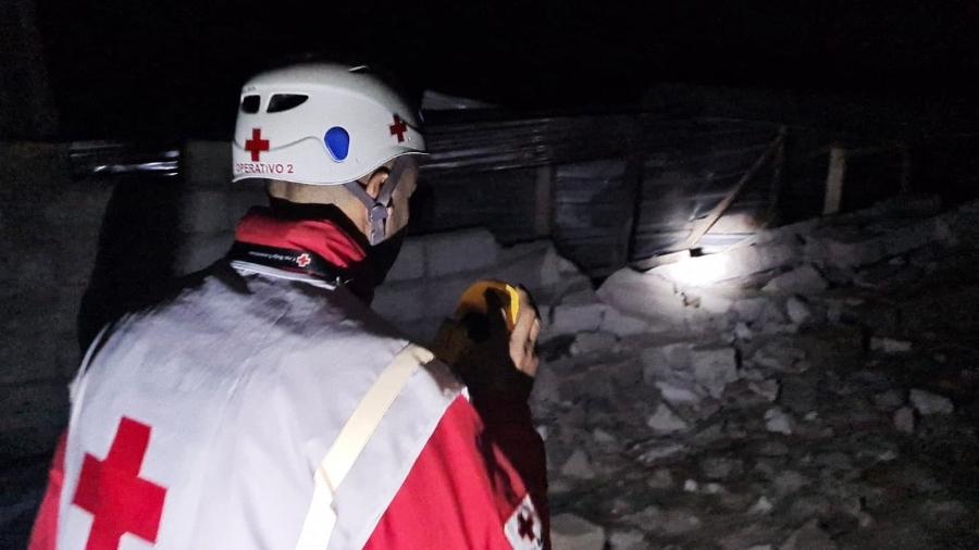 O deslizamento, que ocorreu em Alausí, também deixou 7 desaparecidos, 16 feridos, cerca de 500 desabrigados e dezenas de casas soterradas.  - Ecuadorian Red Cross / AFP