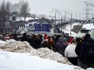 Centenas de russos se reúnem no túmulo de Navalny no dia seguinte ao seu funeral