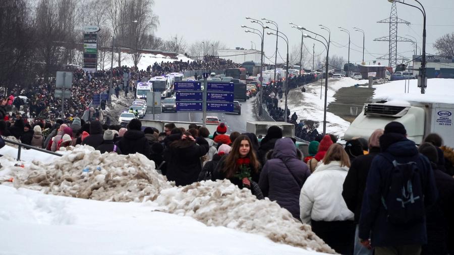 01.mar.24 - Multidão caminha no cemitério de Borisovo durante o funeral do falecido líder da oposição russa Alexei Navalny, em Moscou - ANDREY BORODULIN/AFP