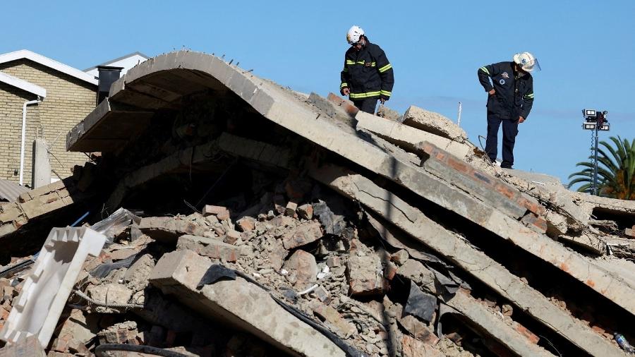 Bombeiros tentam resgatar pessoas presas sob escombros de prédio que desabou em George, na África do Sul