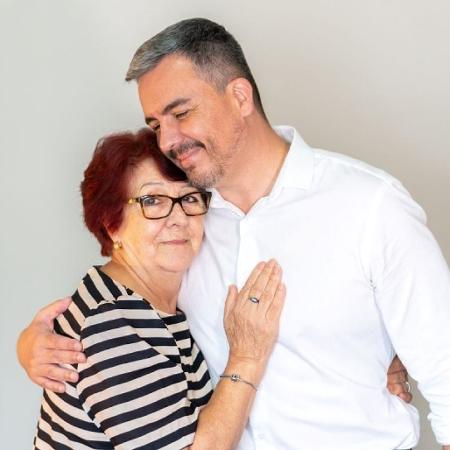 Rafael Schinoff, CEO e fundador da Padrão Enfermagem, com sua mãe, Nice - Divulgação