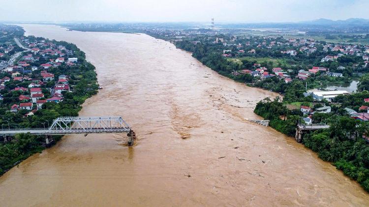 Ponte sob o rio Vermelho, no Vietnã, destruída pelo tufão Yagi