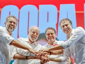 Lula alfineta Ciro em comício no Ceará: 'Essa gente não vale muita coisa'