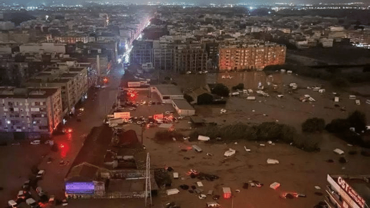 Carros empilhados em meio ao temporal 