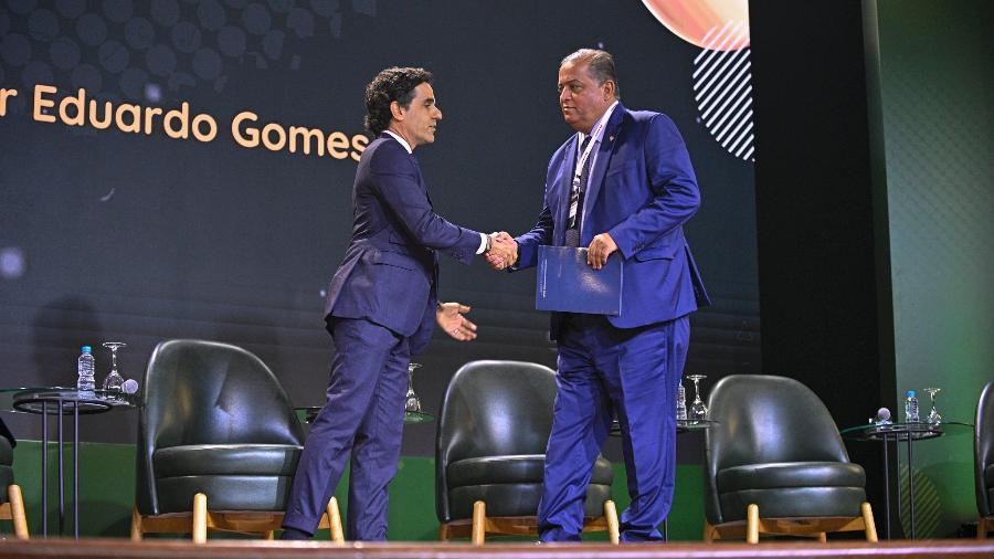 Christian Gebara, presidente da Vivo e da Conexis, cumprimenta o senador Eduardo Gomes (PL-TO)