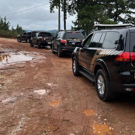 Carros da PF durante operação Conexão Paraíba