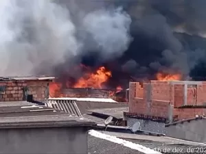 Incêndio de grandes proporções atinge ao menos 100 casas em Cubatão