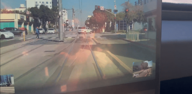 Carro autônomo invade trilho de trem e homem assume direção para se salvar