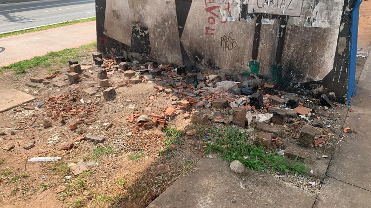 Sujeira em frente a um dos murais do Museu Aberto de Arte Urbana. Parte do grafite está queimado por fogueiras feitas por pessoas em situação de rua Sujeira em frente a um dos murais do Museu Aberto de Arte Urbana. Parte do grafite está queimado por fogueiras feitas por pessoas em situação de rua
