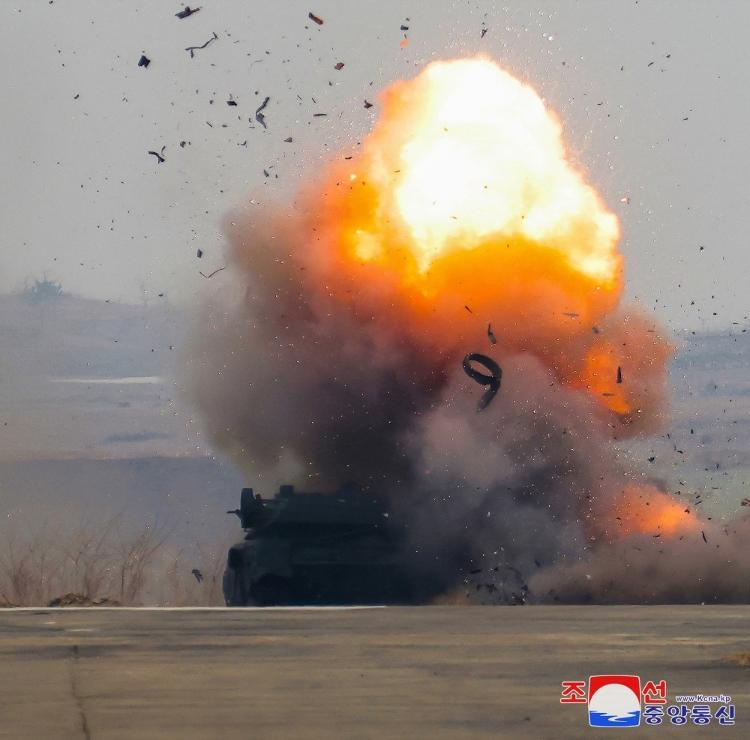 Ao colidir com o alvo, o drone norte-coreano com IA é capaz de explodir ambas as estruturas Ao colidir com o alvo, o drone norte-coreano com IA é capaz de explodir ambas as estruturas