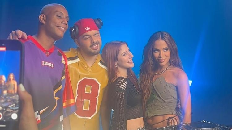 Liz Macedo gravou clipe com Pedro Sampaio e Anitta Liz Macedo gravou clipe com Pedro Sampaio e Anitta