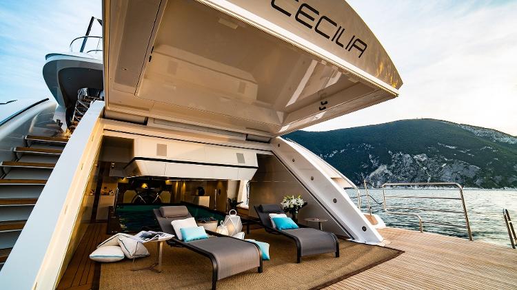 Parte interna do iate Wider 210, do estaleiro italiano Wider, que tem até um beach club; motor é híbrido e usa inteligência artificial para diminuir ruído e consumo