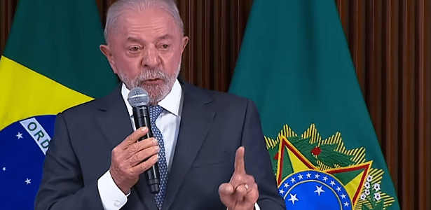 Cover image for Lula diz a ministros que não aceitem taxa dos EUA: 'Vende para quem quiser'