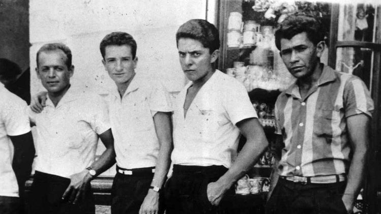 Luiz Inácio Lula da Silva (terceiro da esq. para a dir.), aos 15 anos, em curso de torneio mecânico do Senai, em 1961 Luiz Inácio Lula da Silva (terceiro da esq. para a dir.), aos 15 anos, em curso de torneio mecânico do Senai, em 1961