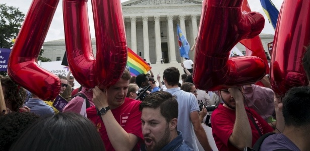 Ativistas pelos direitos dos homossexuais comemoram a decisão histórica da Suprema Corte dos EUA de legalizar o casamento gay no país - Joshua Roberts/Reuters