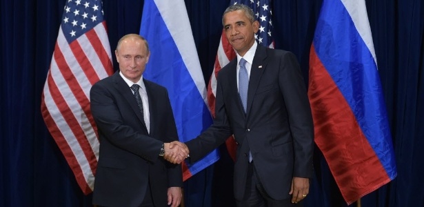 O presidente dos Estados Unidos, Barack Obama (à dir.), e o presidente da Rússia, Vladimir Putin (à esq.), se cumprimentam antes de reunião na 70ª Assembleia Geral das Nações Unidas, na sede da organização, em Nova York (EUA) - Mandel Ngan/ AFP