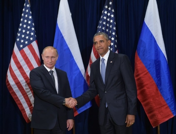 Barack Obama e Vladimir Putin se cumprimentam antes de reunião da Assembleia Geral da ONU, em Nova York, em setembro - Mandel Ngan/ AFP
