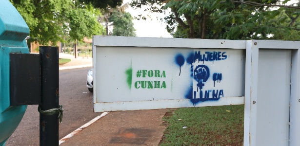 Entrada da casa do presidente da Câmara, Eduardo Cunha (PMDB-RJ), é pichada em protesto de movimentos sociais - Alan Marques - 2.nov.2015/Folhapress