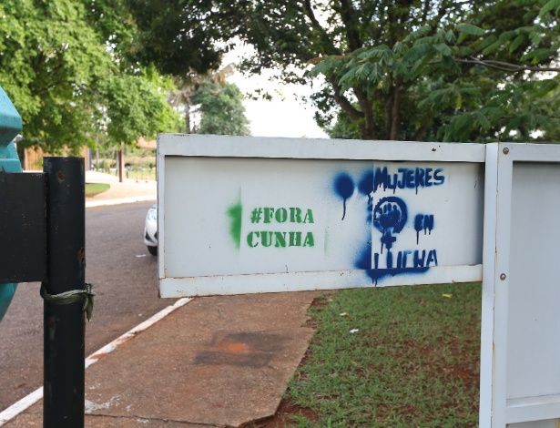 Entrada da casa do presidente da Câmara, Eduardo Cunha (PMDB-RJ), pichada por manifestantes - Alan Marques/Folhapress