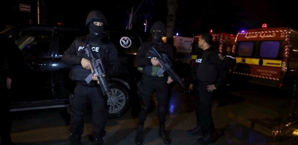 Policiais da Tunísia inspecionam local onde ônibus explodiu em Túnis - Zoubeir Souissi/Reuters