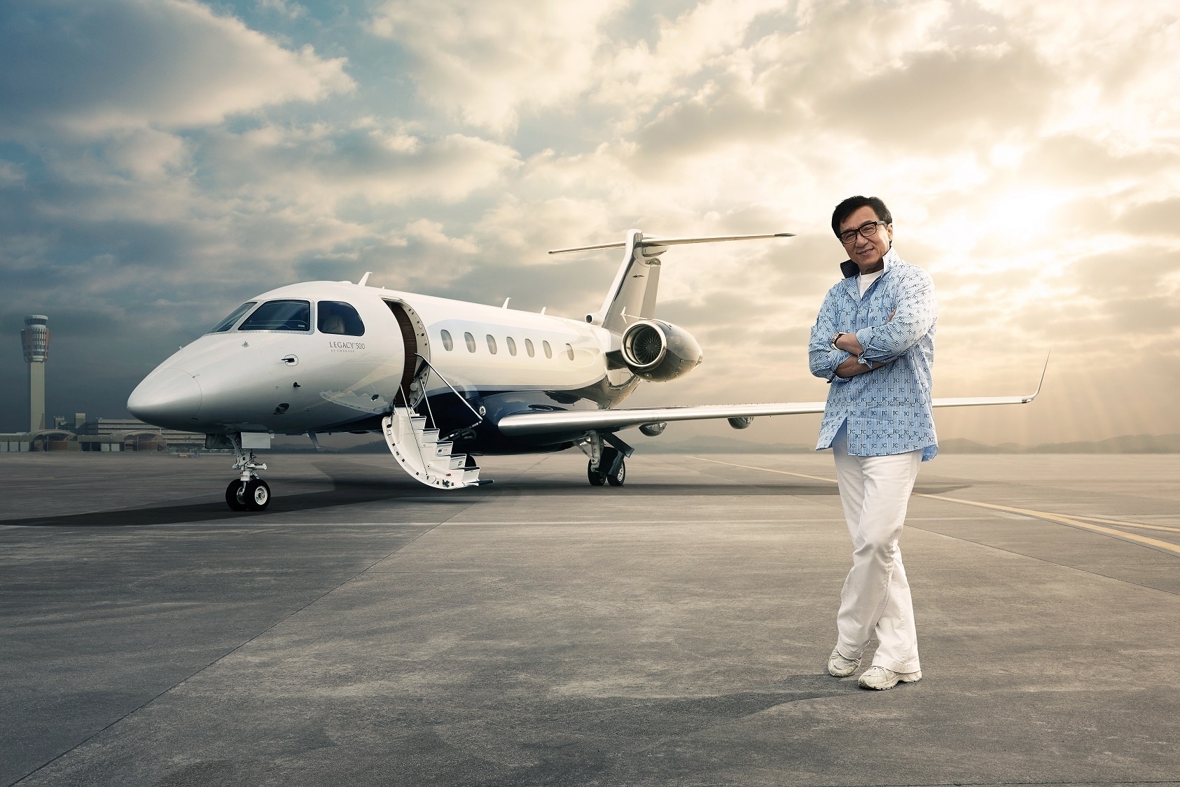 Embraer vende jato de US$ 20 mi ao ator Jackie Chan - Divulgação