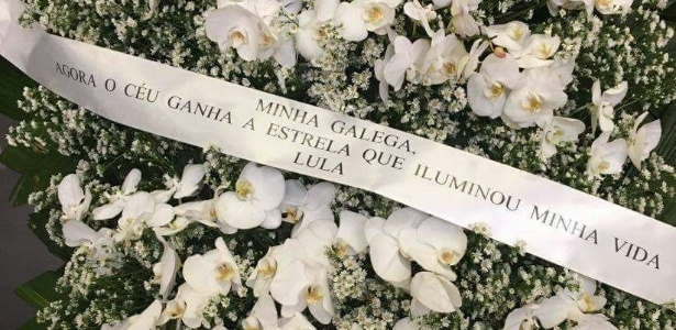 Coroa de flores com mensagem assinada por Lula - Reprodução