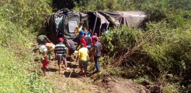 Caminhão foi parar em mata próximo à estrada - Site BarrasVirtual