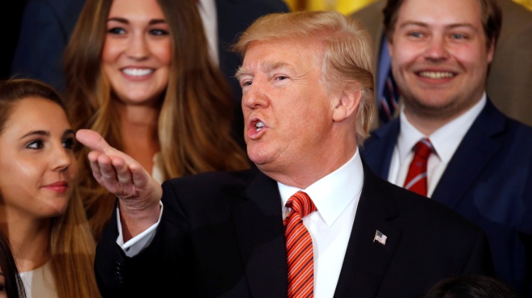24.jul.2017 - Donald Trump posa para foto com estagiários que estão deixando a Casa Branca, em Washington - Joshua Roberts/ Reuters - Joshua Roberts/ Reuters
