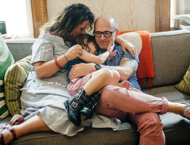 Danielle Super e Michael Davis com seu filho Leo, de 5 anos - Annie Tritt/The New York Times