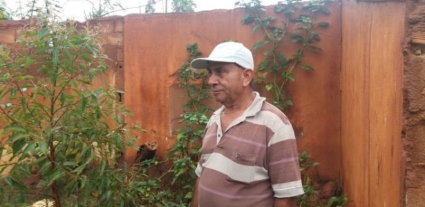 José Honorato saiu às pressas de casa quando foi avisado sobre o tsunami de lama - Camila Veras Mota/BBC Brasil
