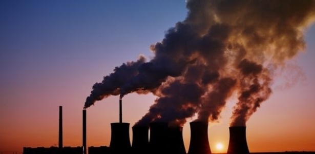 Fumaça emitida por chaminé de fábrica: A poluição externa é um dos fatores considerados de risco, segundo especialistas - Getty Images