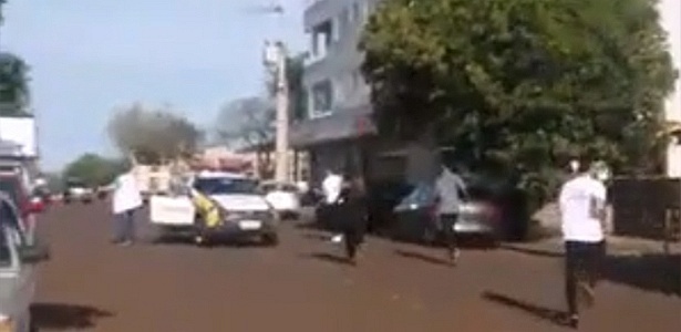 28.set.2018 - Alunos saem correndo de escola no Paraná após atirador ferir dois alunos - Reprodução/WhatsApp