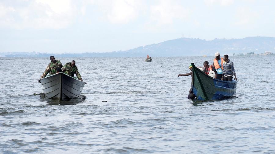 Equipes de resgate procuram por corpos após naufrágio no Lago Victoria, em Uganda, em 2018