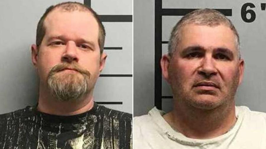Christopher Hicks (esq), 36, e Charles Eugene Ferris, 50, acabaram presos pela polícia - Polícia do condado de Benton