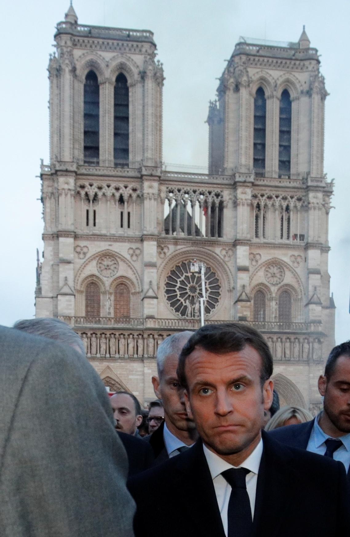 15.abril.2019 - O presidente francês, Emmanuel Macron, visitou a Catedral enquanto os bombeiros lutavam para conter o incêndio - Reuters