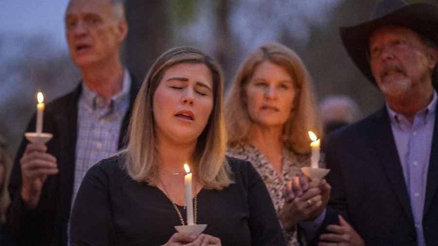27.abr.2019 - Moradores participam de uma vigília em homenagem às vítimas de um tiroteio na sinagoga de Poway, perto de San Diego - David McNew/Getty Images/AFP