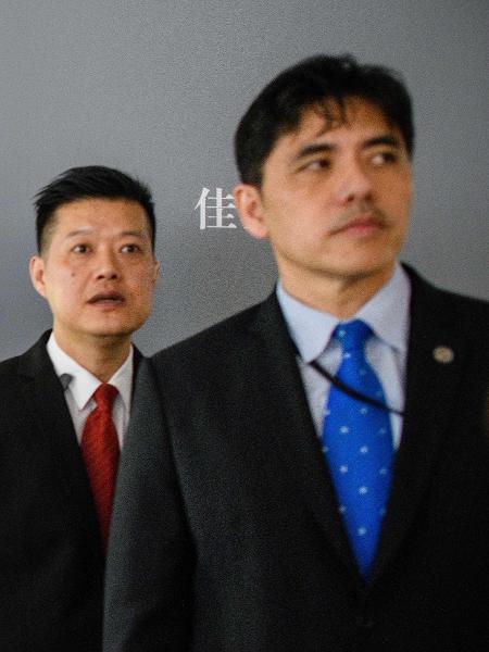 12.out.2017 - O homem de gravata azul é identificado pela imprensa local de Hong Kong como o ex-agente da CIA Jerry Chun Shing Lee - Anthony Wallace/AFP