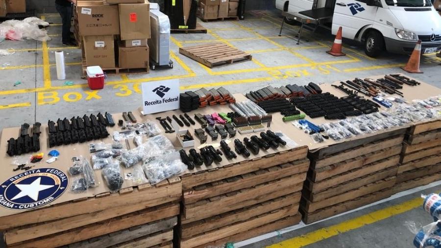 Peças de 24 fuzis foram encontradas escondidas em mercadoria que vinha dos EUA - Divulgação/Receita Federal 