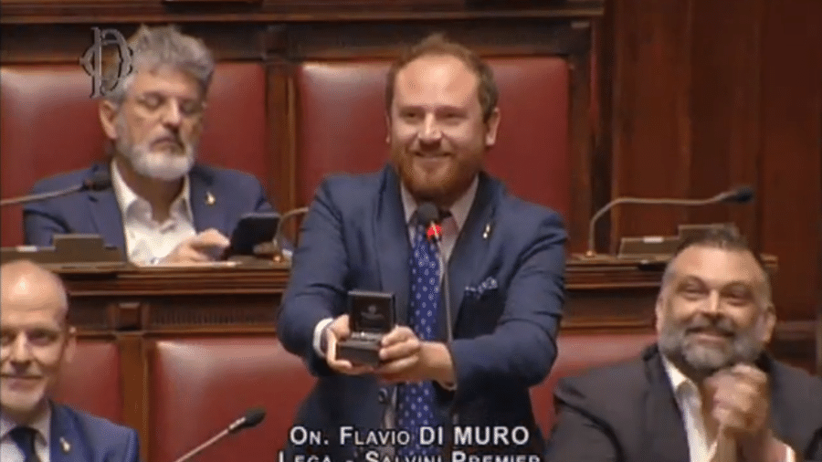 Deputado faz pedido de casamento em sessão do Parlamento italiano - Reprodução/Youtube
