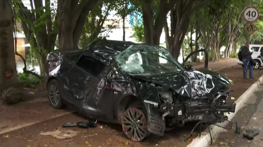 Carro ficou completamente destruído após acidente na avenida Brigadeiro Faria Lima, em São Paulo - Reprodução/TV Globo