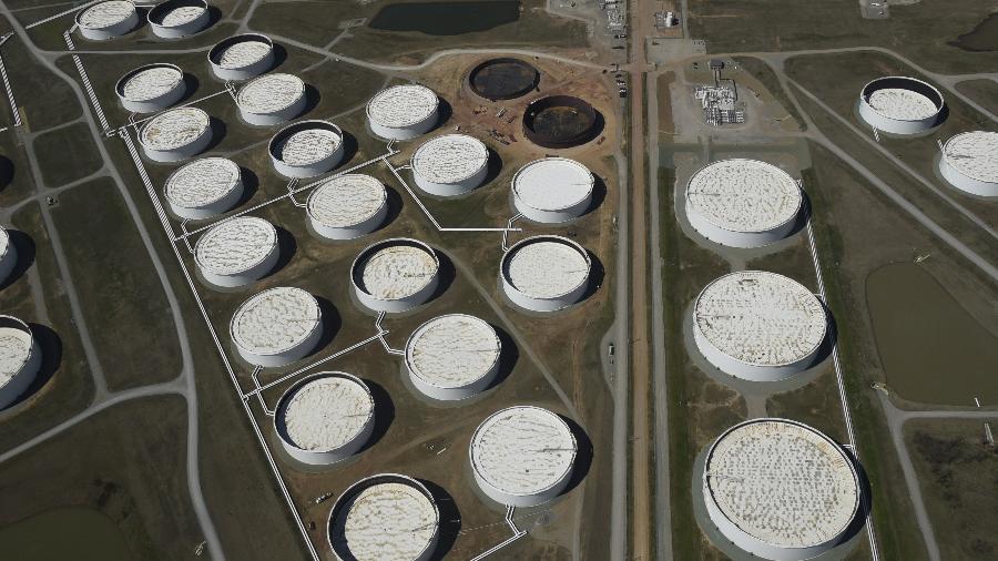 Tanques para armazenamento de petróleo no centro de distribuição de Cushing, Oklahoma (EUA) - Nick Oxford