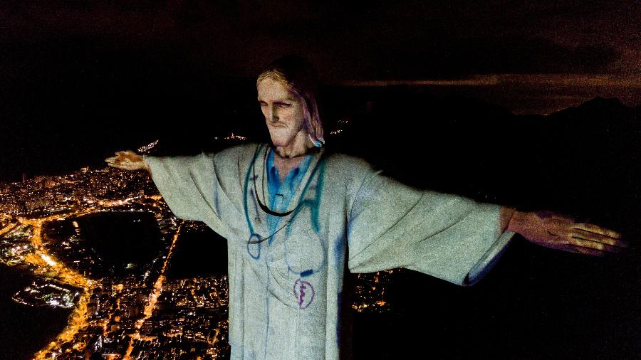 No Rio de Janeiro, Cristo Redentor homenageia médicos na luta contra o coronavírus - Buda Mendes/Getty Images
