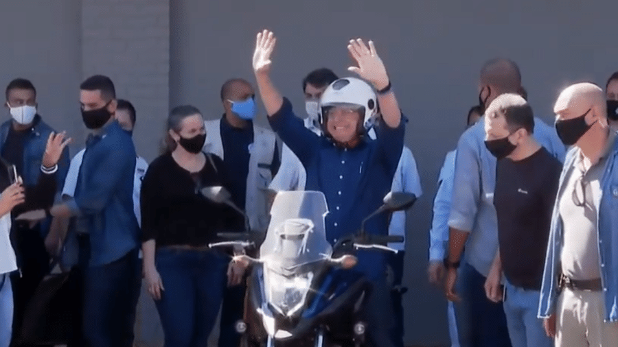 25.jul.2020 - Presidente Jair Bolsonaro (sem partido) sai de moto do Palácio da Alvorada, sem usar máscara de proteção - Reprodução/CNN