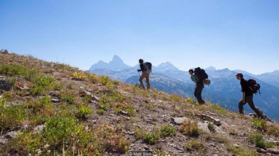 Uma equipe de arqueólogos parte em expedição até o acampamento base das montanhas Teton, nos EUA - Matt Strin