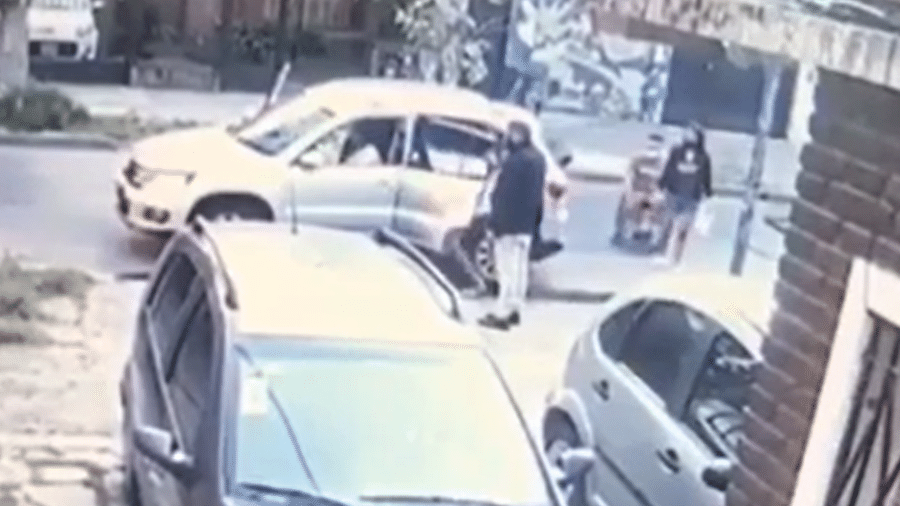 Câmera de segurança filmou "ato de compaixão" dos ladrões de carro - Reprodução/YouTube