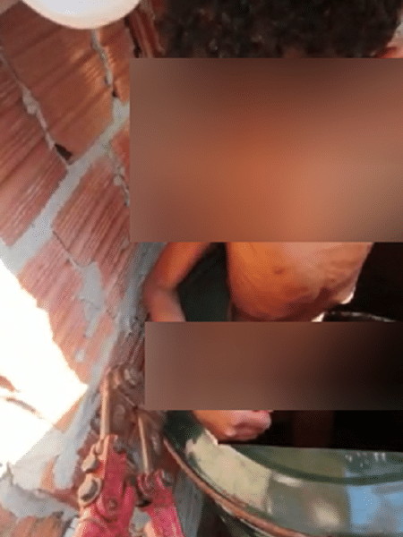 Trecho de vídeo mostra momento em que menino é retirado de barril, em Campinas (SP). Ele estava amarrado pelos braços e pernas - Reprodução/Polícia Militar