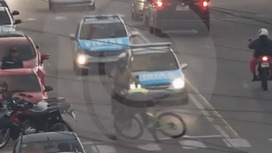 Policial joga sua bicicleta contra suspeito no meio da rua - Reprodução/Clarín